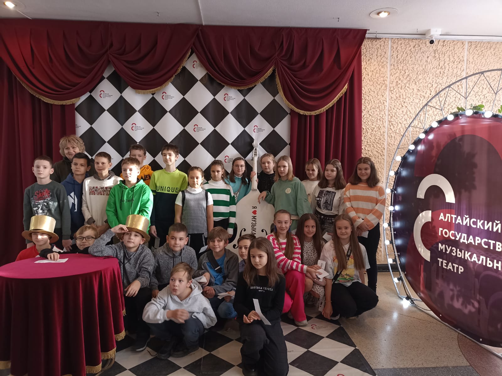 5Д класс поездка в театр музкомедии, 3А посетил музей шоколадного мастерства.