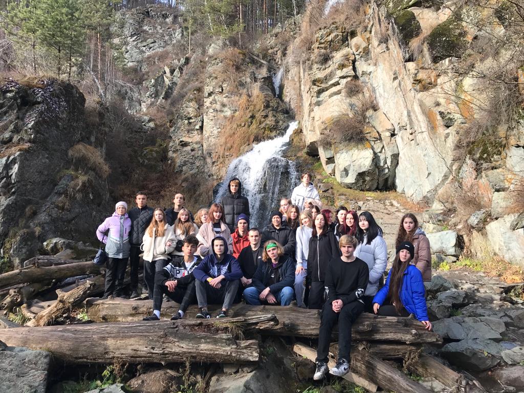 Поездка 10х классов в горный Алтай. 10 классы на Камышлинском водопаде.